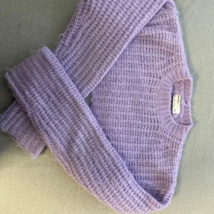 Bershka atraktivni dzemper rukavi u prelepoj lila boji