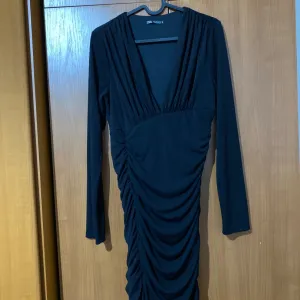 Zara prelepa crna haljina