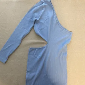 Pretty Little Thing baby blue haljina na jedno rame