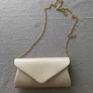 Prelepa bez svecana torbica