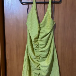 Preslatka sjajno zelena H&M divide mini haljinica