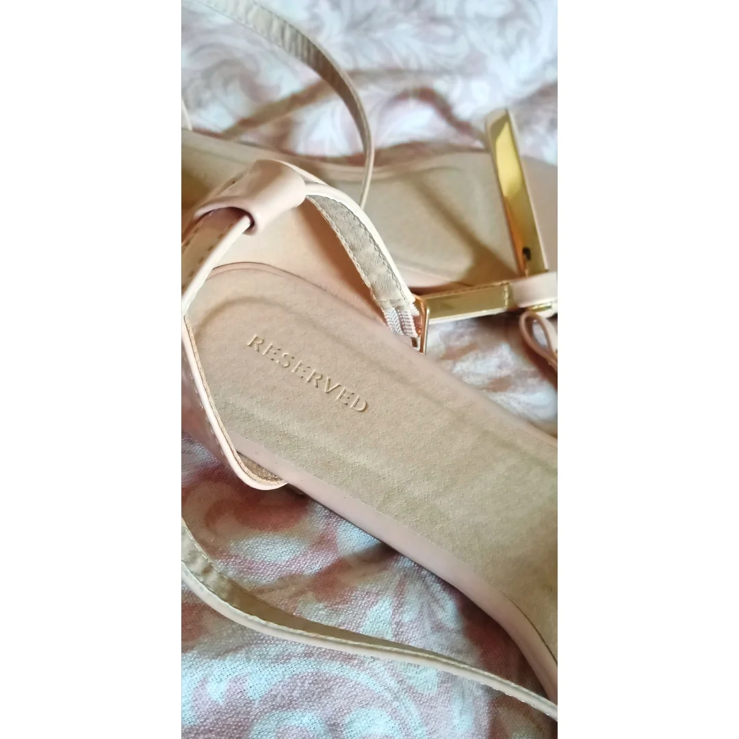 Reserved sandale