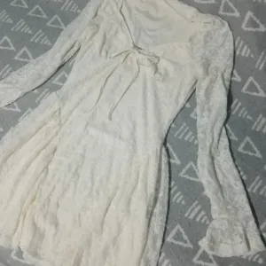 SHEIN čipkasta haljinica