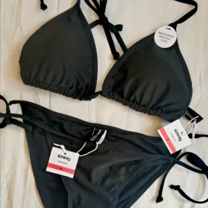 Sinsay crni bikini
