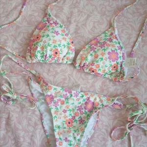 Cvetni bikini