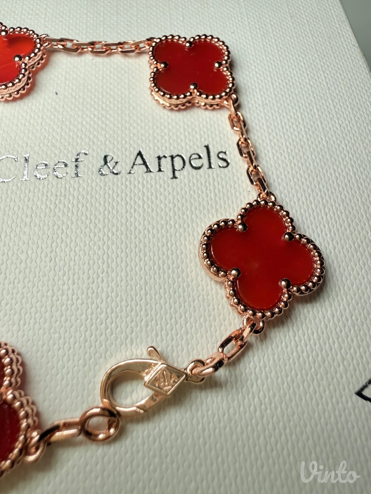 Van Cleef crvena rose gold narukvica