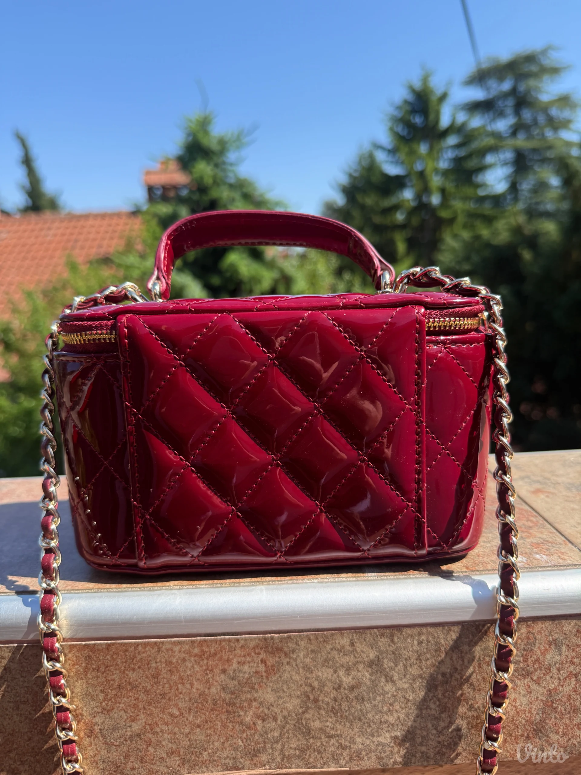 Chanel Vanity lakovana torbica