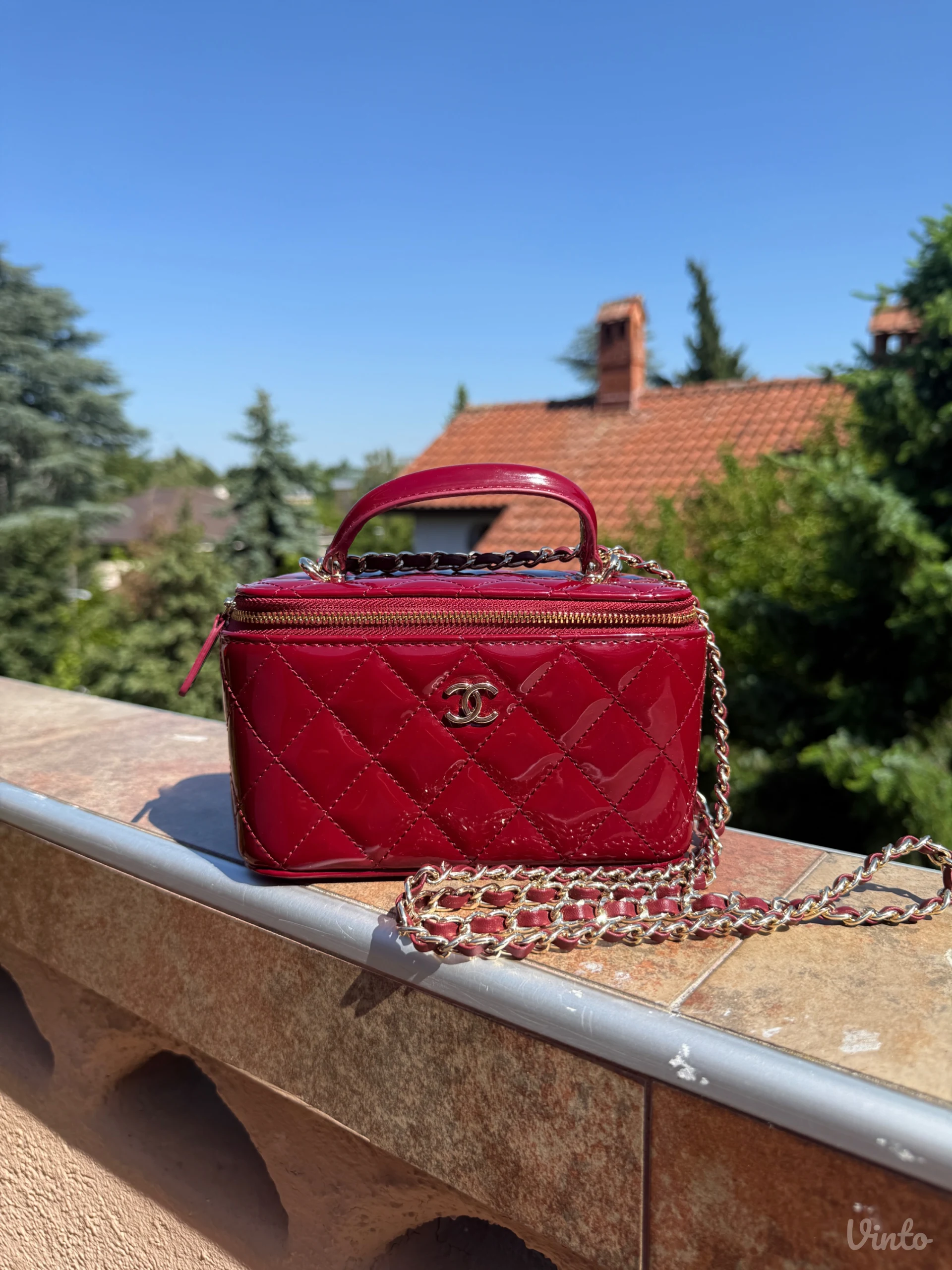 Chanel Vanity lakovana torbica