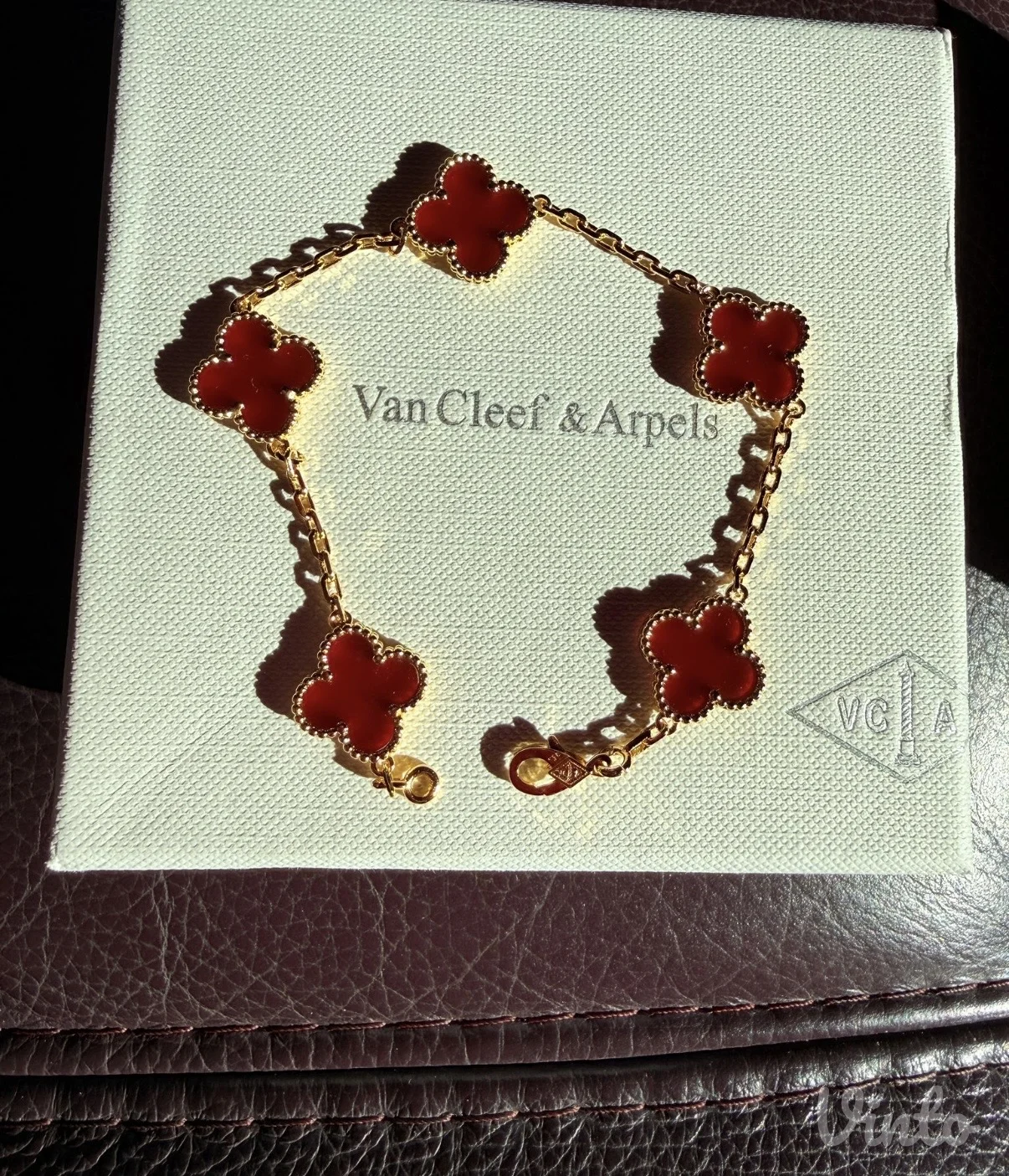Van Cleef crvena narukvica