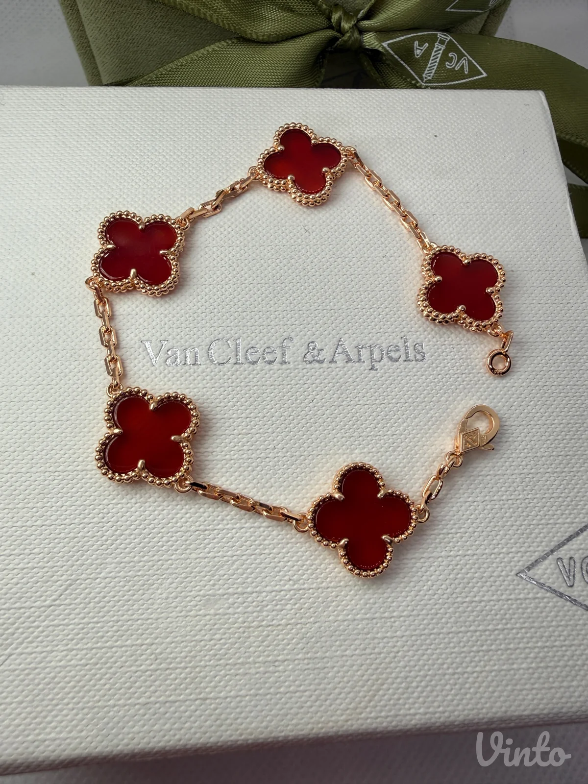 Van Cleef crvena rose gold narukvica