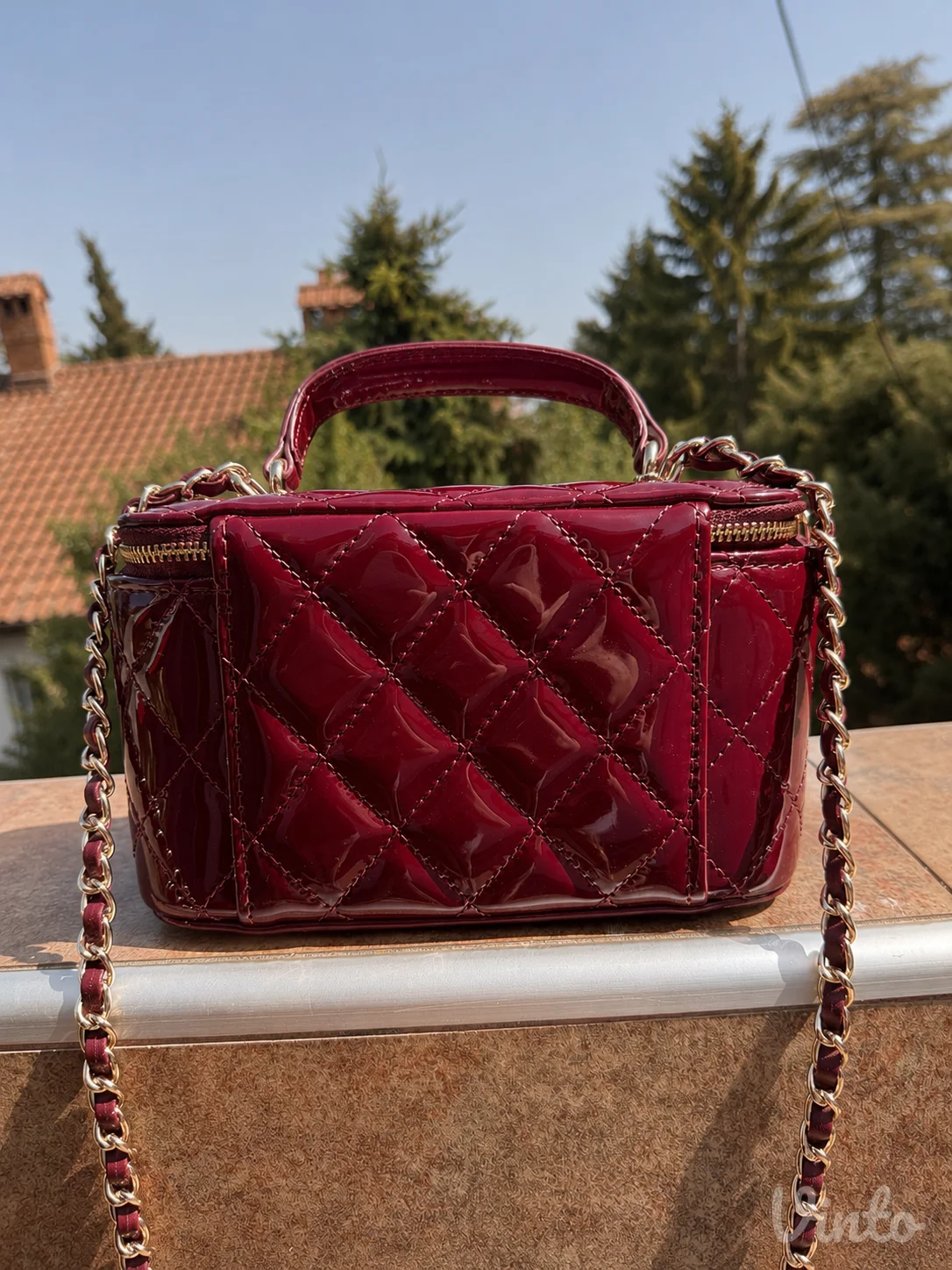 Chanel Vanity lakovana torbica