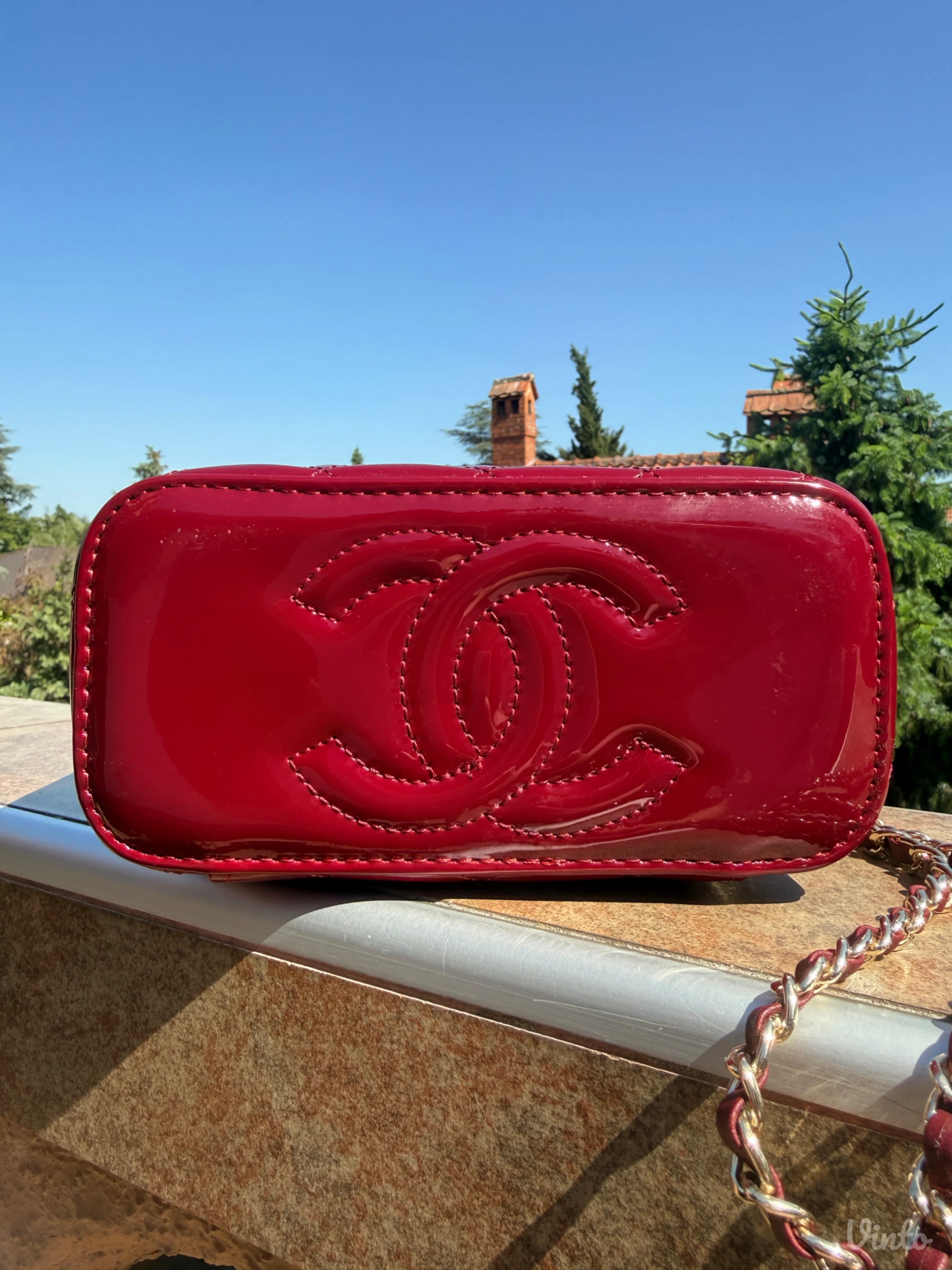 Chanel Vanity lakovana torbica