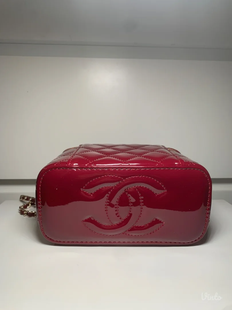 Chanel patent vanity torbica