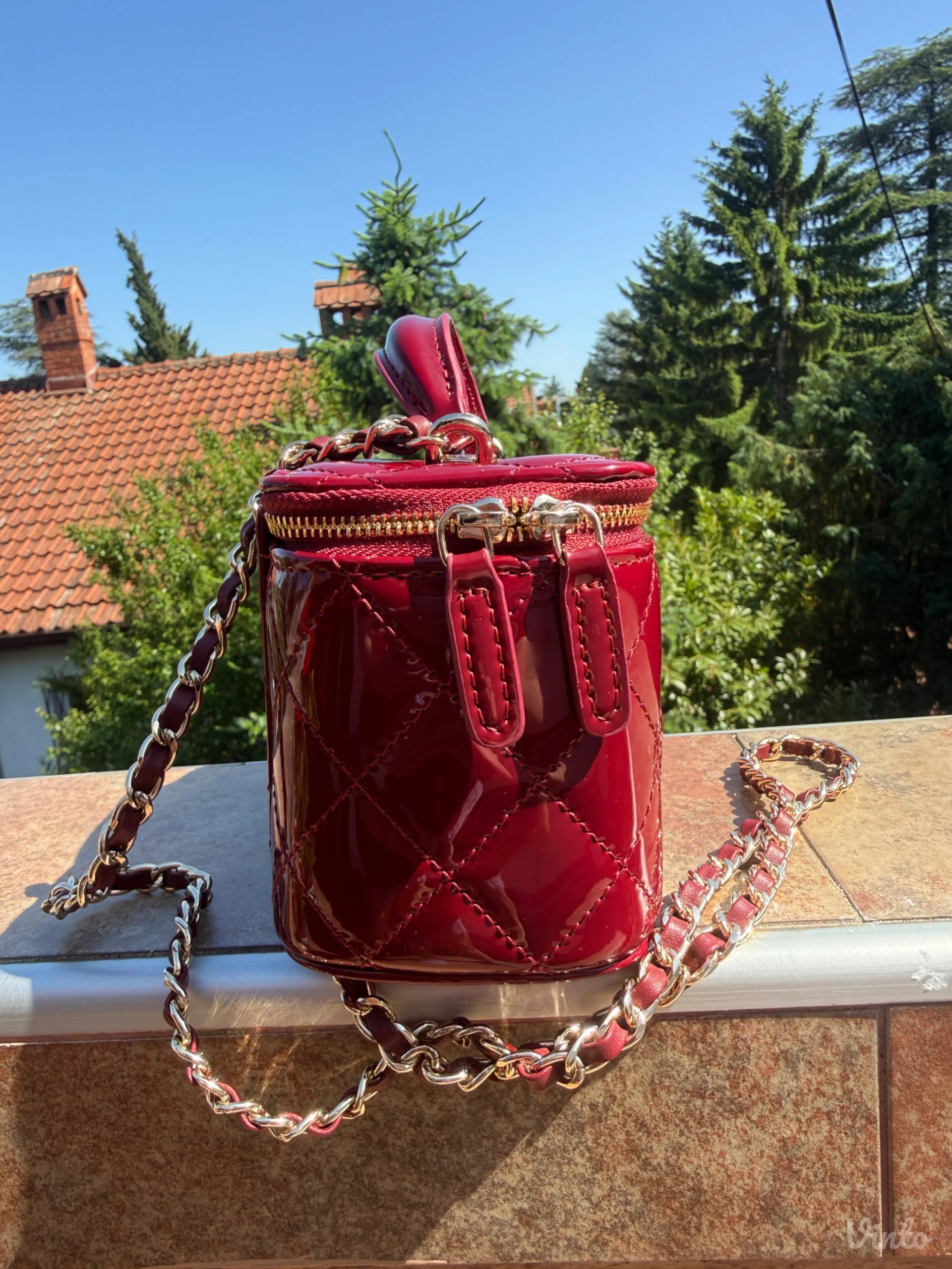 Chanel Vanity lakovana torbica