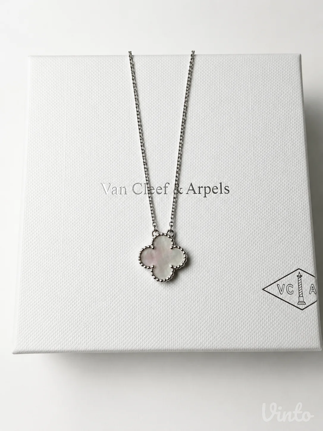 Van Cleef bela ogrlica