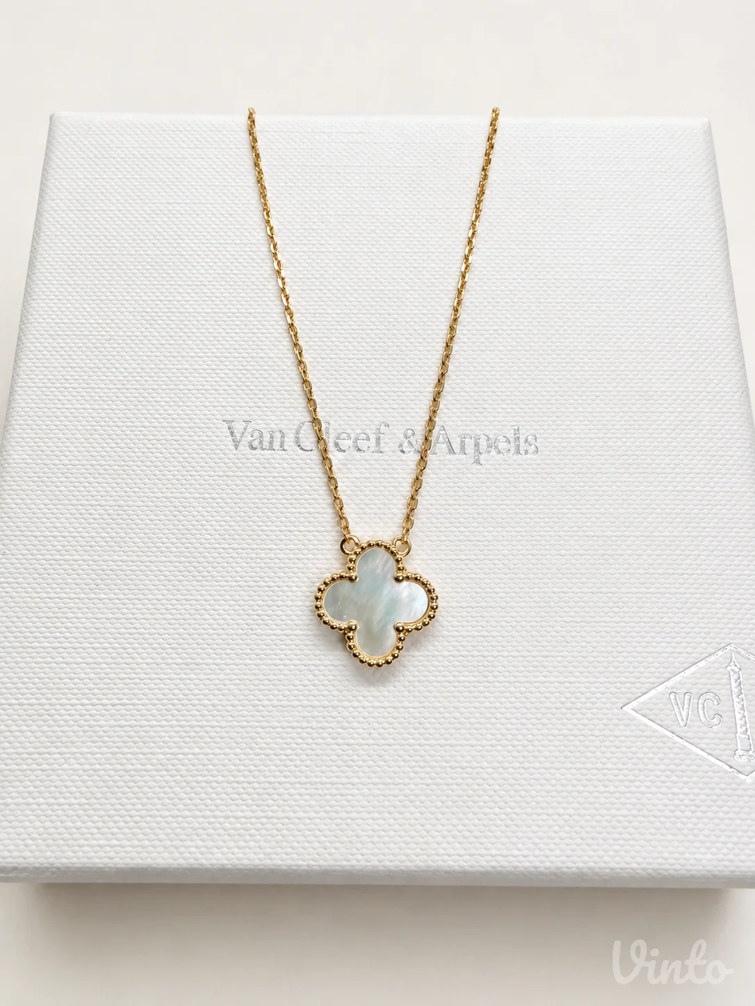 Van Cleef bela ogrlica