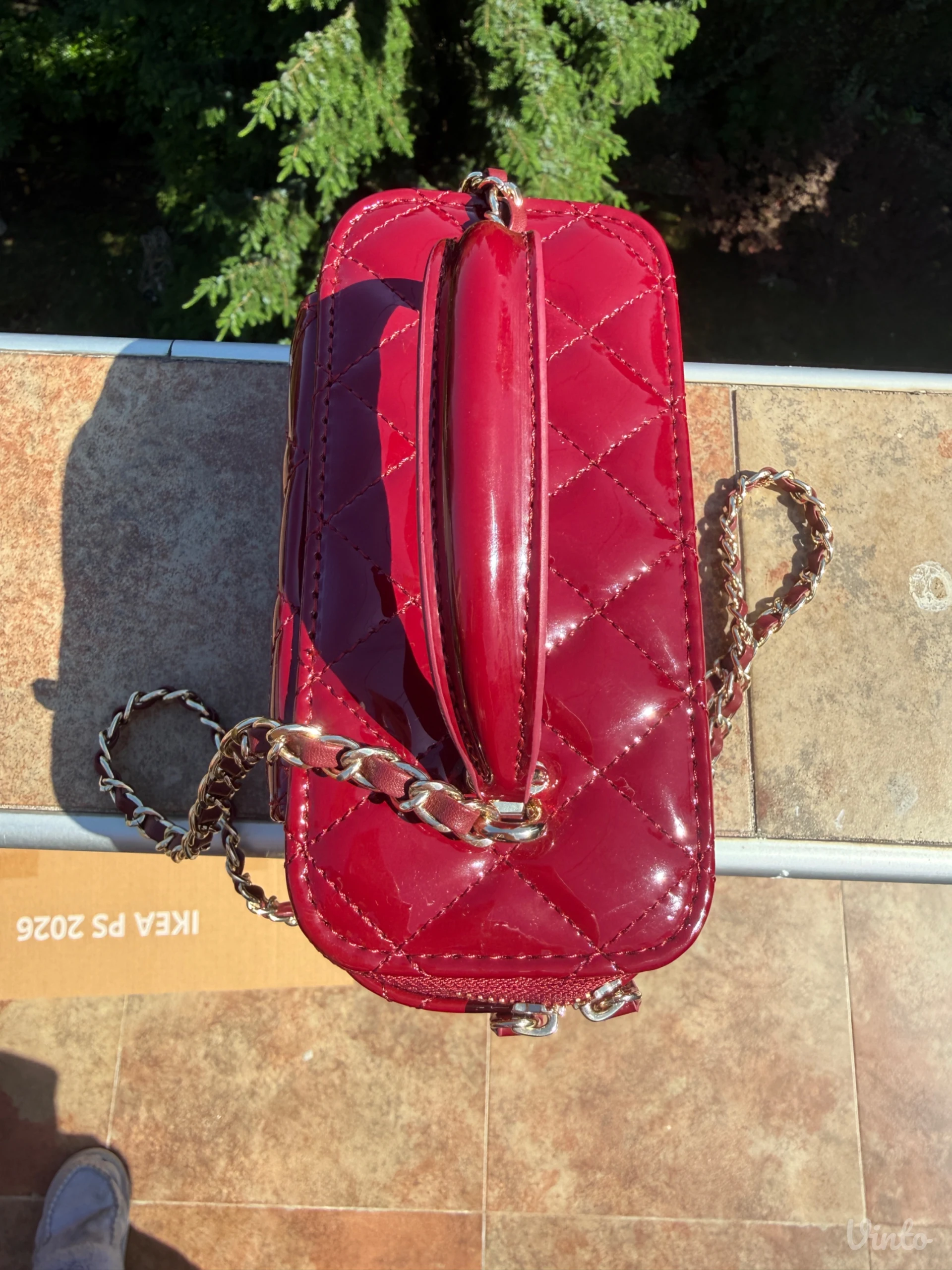 Chanel Vanity lakovana torbica