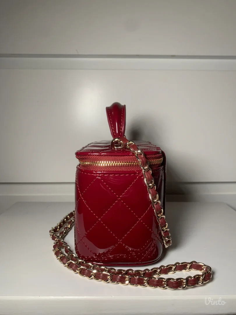 Chanel patent vanity torbica