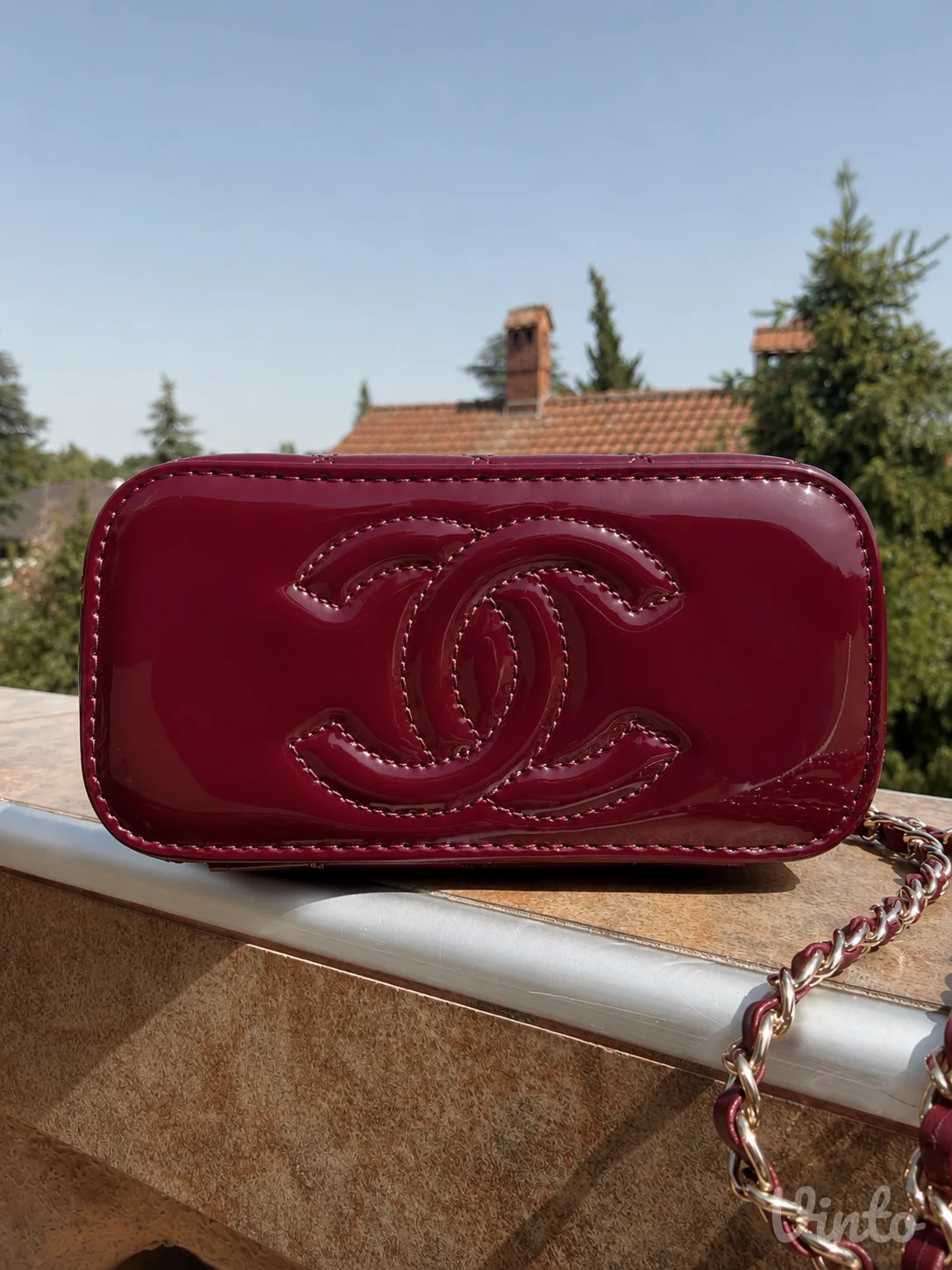 Chanel Vanity lakovana torbica