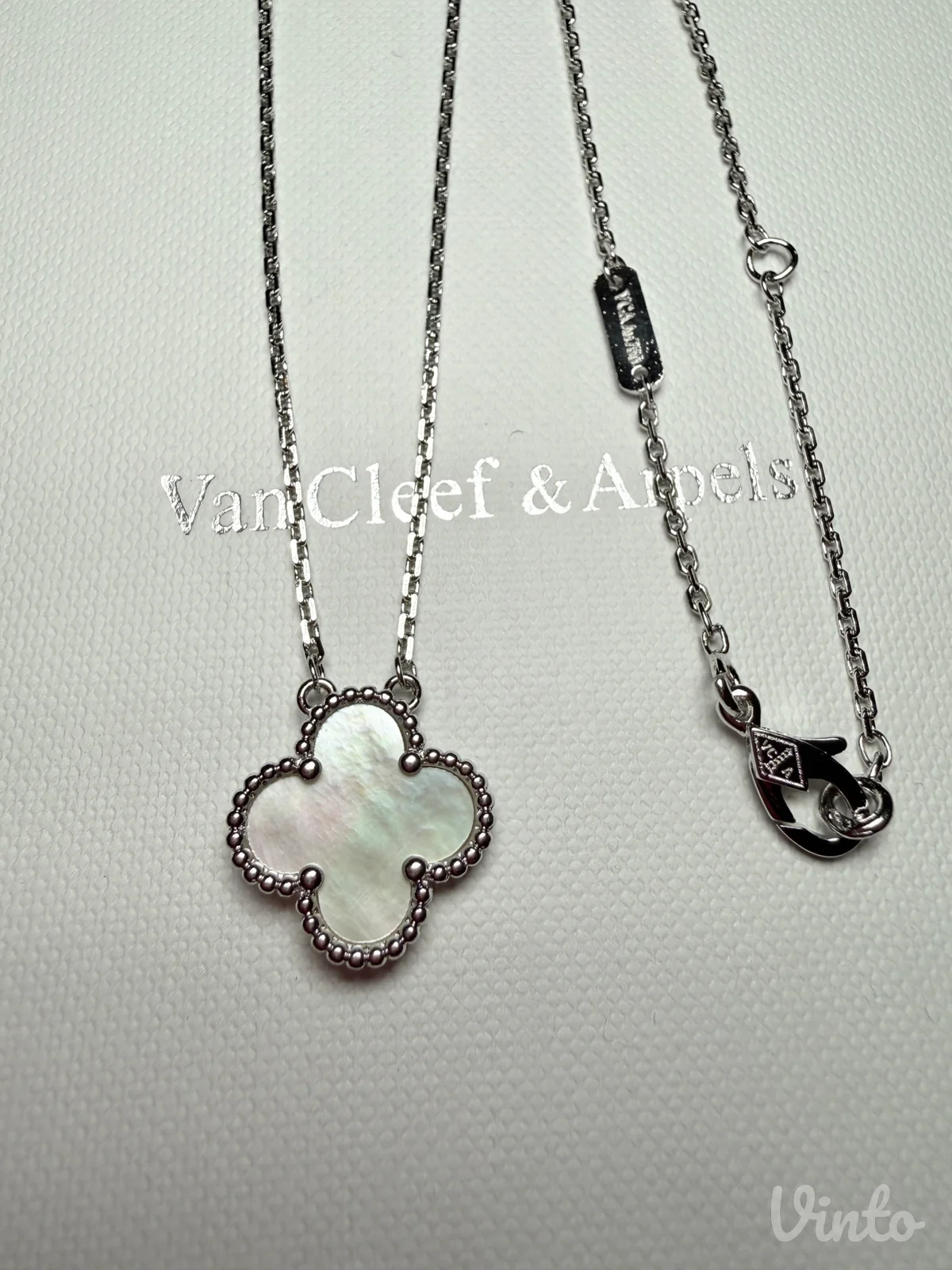 Van Cleef bela ogrlica