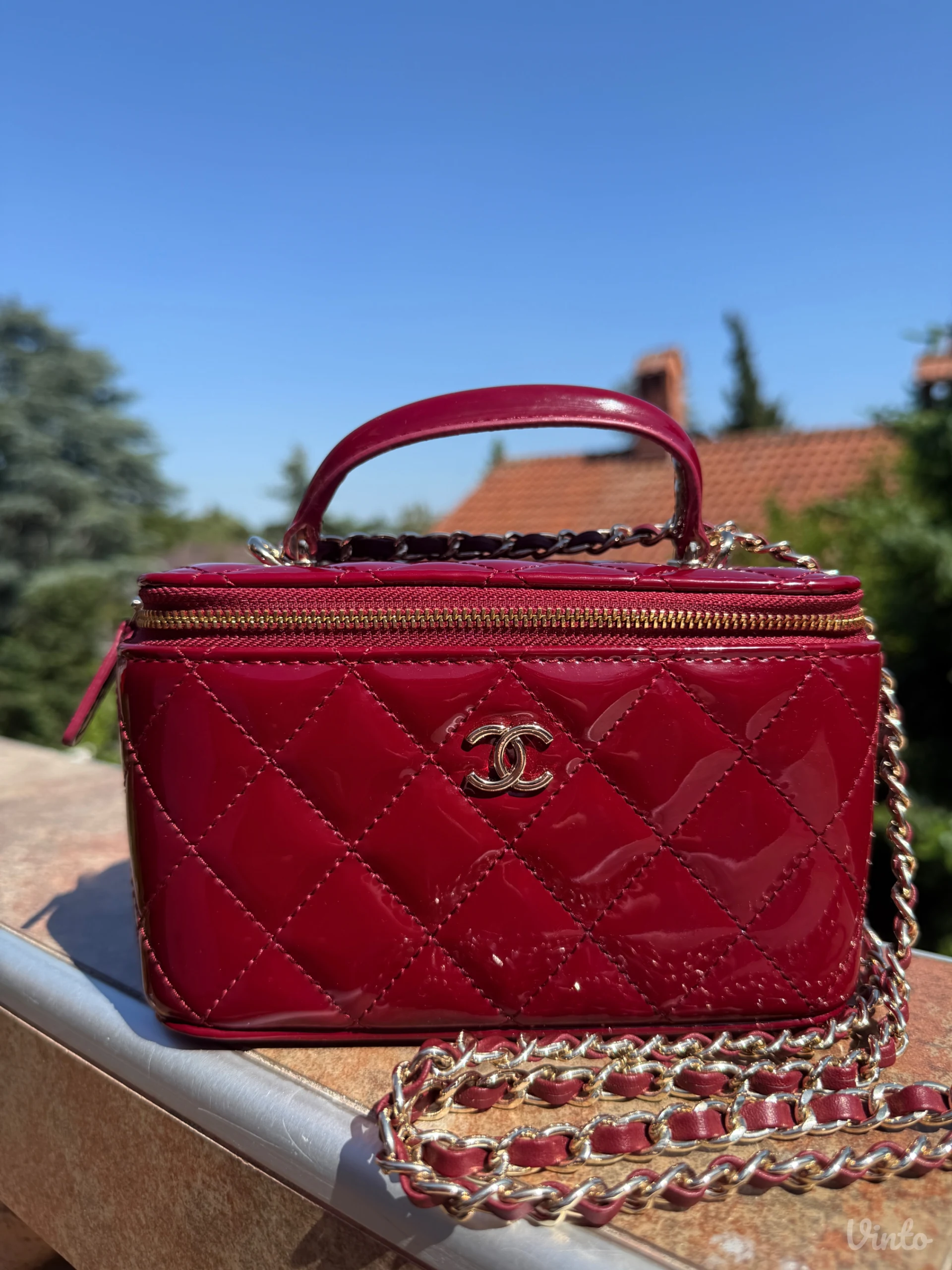Chanel Vanity lakovana torbica
