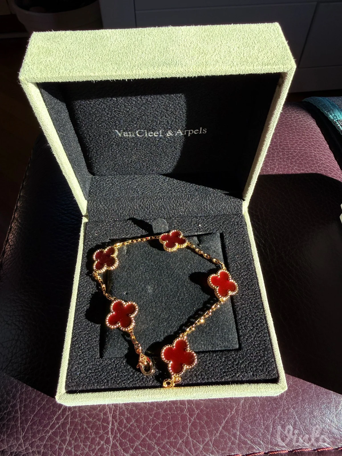 Van Cleef crvena narukvica