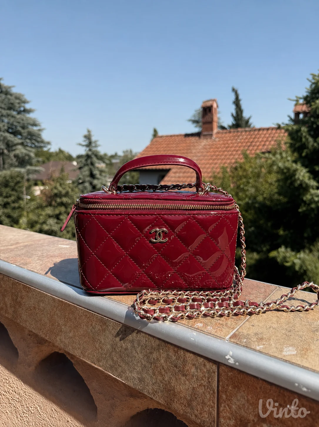 Chanel Vanity lakovana torbica