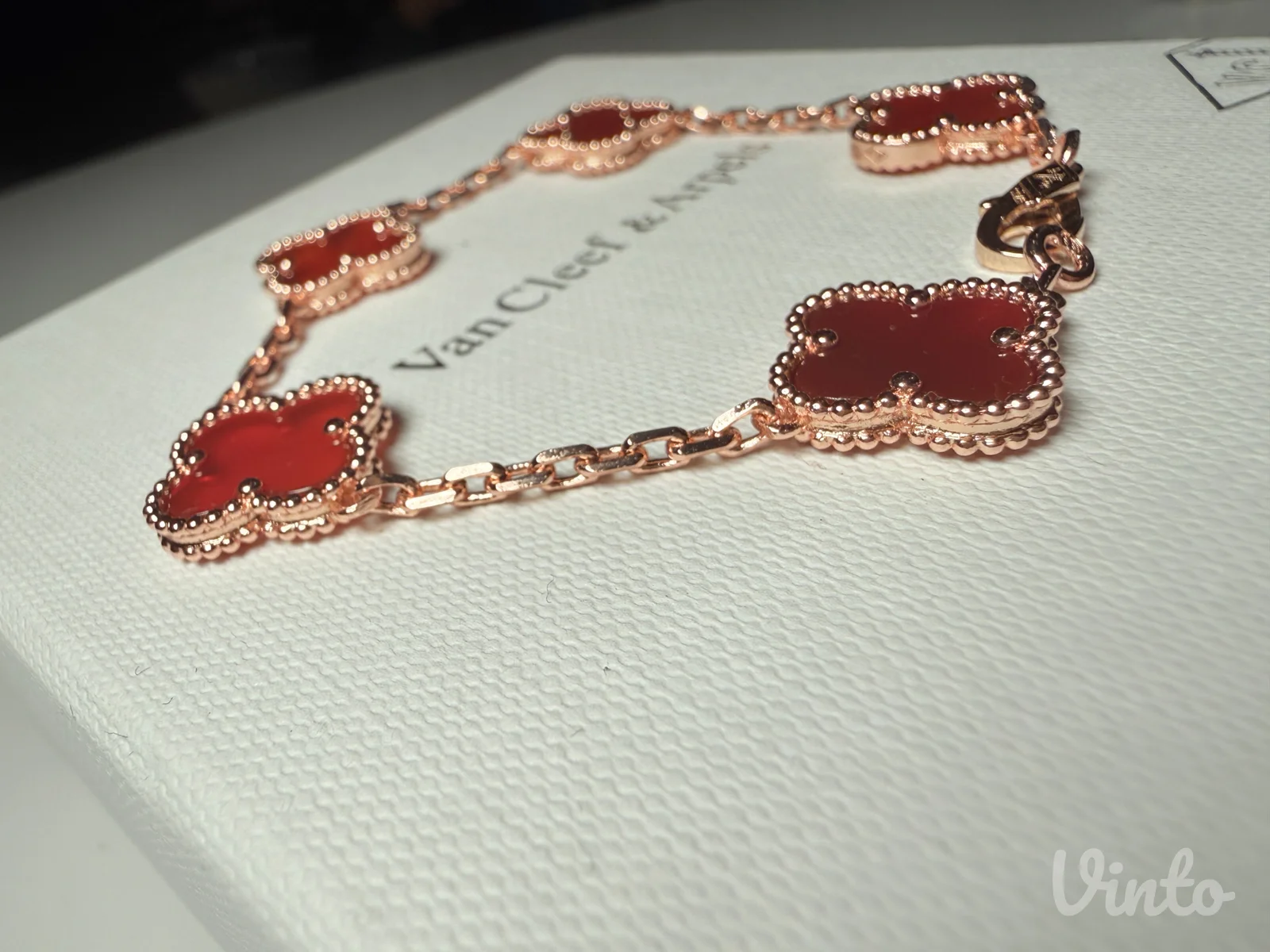Van Cleef crvena rose gold narukvica