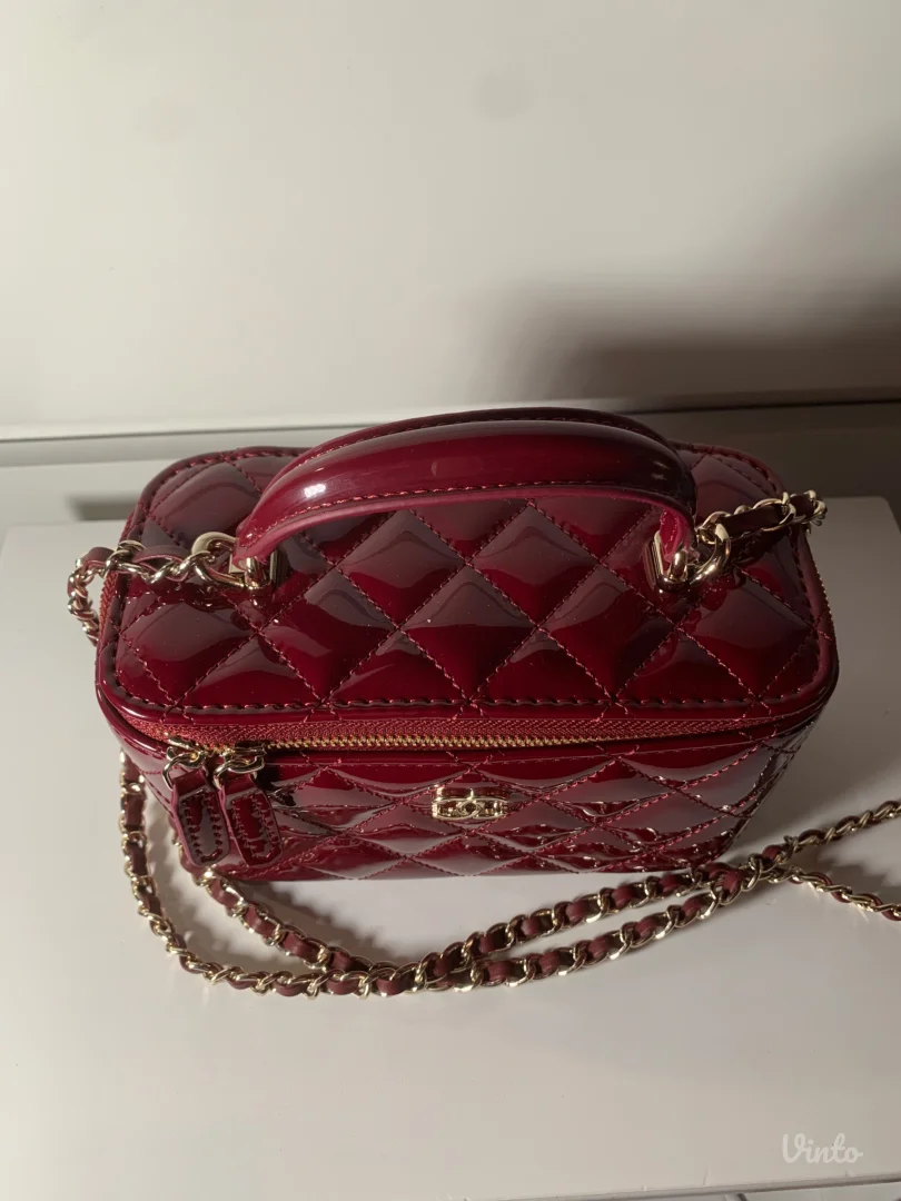 Chanel patent vanity torbica