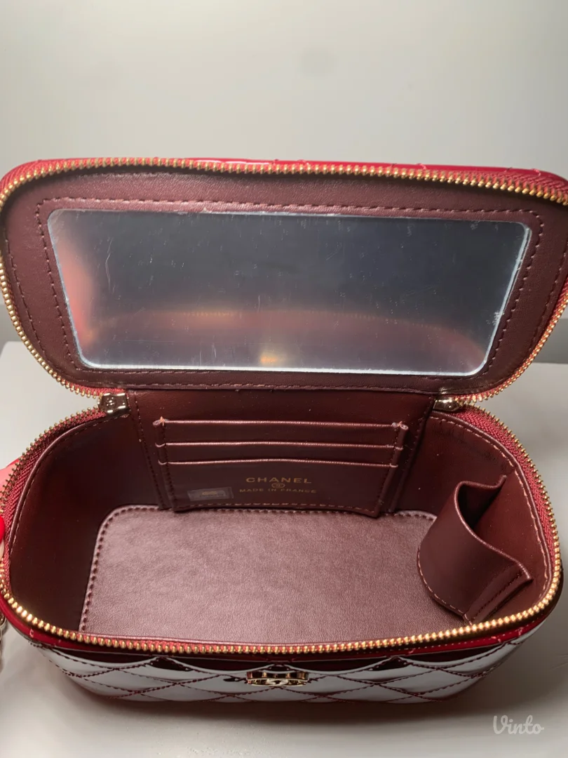 Chanel patent vanity torbica