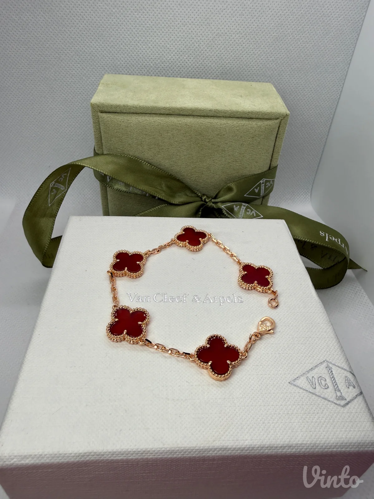 Van Cleef crvena rose gold narukvica