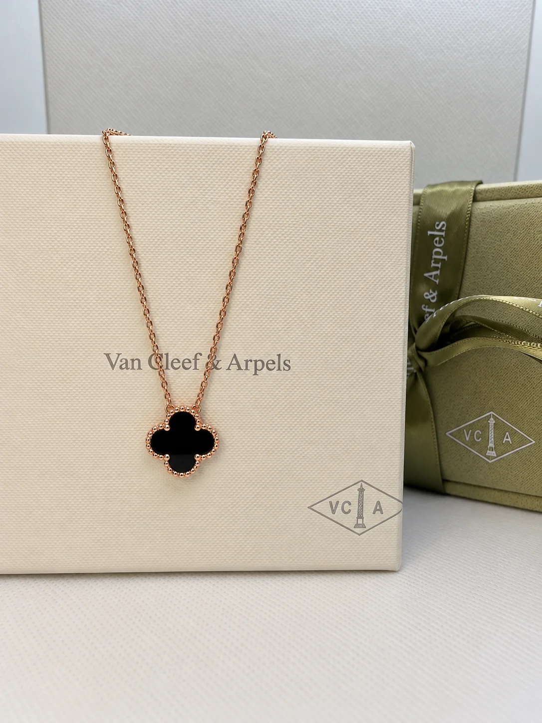 Van Cleef crna rose gold ogrlica