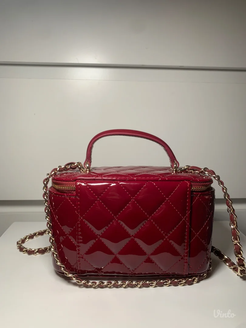 Chanel patent vanity torbica