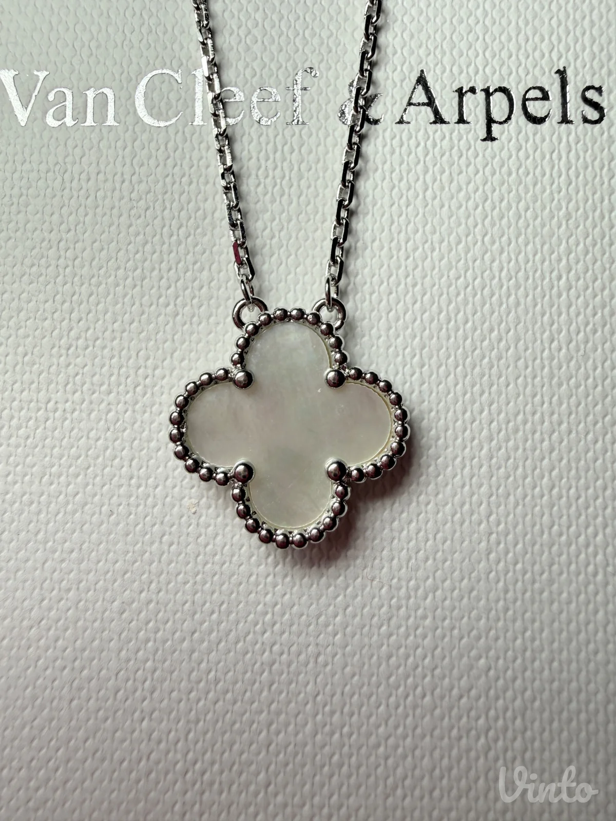Van Cleef bela ogrlica