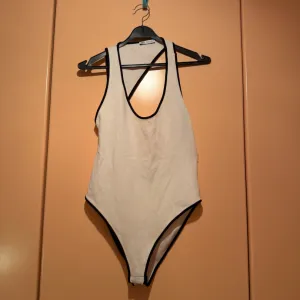 Zara asimetricni bodi