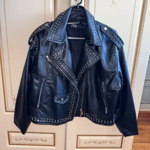 Zara kozna jakna sa cirkonima