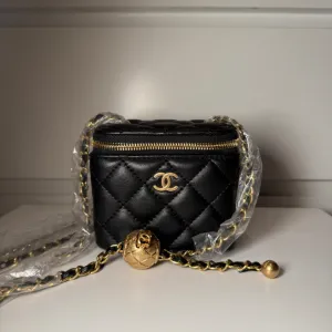 Chanel mini vanity pearl torbica