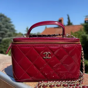 Chanel Vanity lakovana torbica