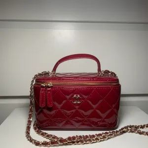 Chanel patent vanity torbica