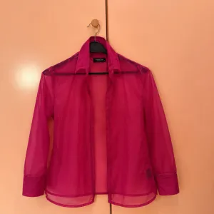 Roze prozirna kosulja