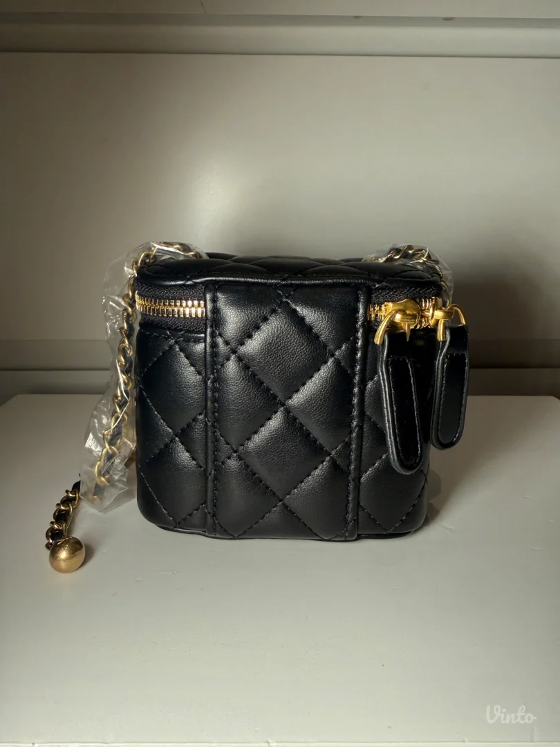 Chanel mini vanity pearl torbica