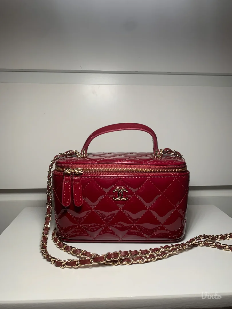 Chanel patent vanity torbica