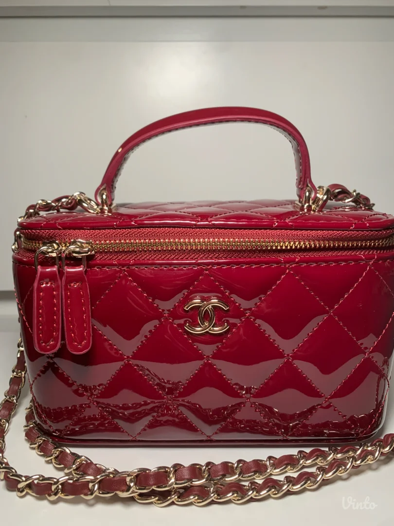 Chanel patent vanity torbica