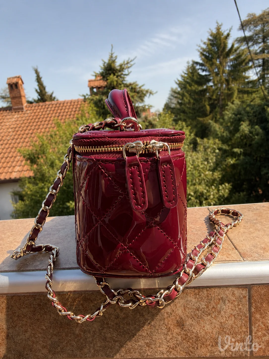 Chanel Vanity lakovana torbica