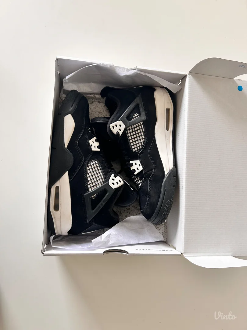 Air Jordan 4 Retro crno-bele patike broj 38.5