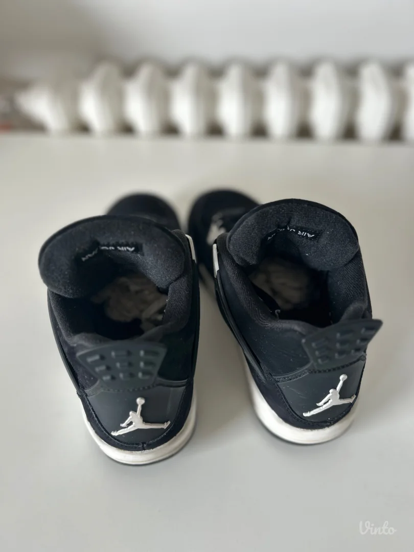 Air Jordan 4 Retro crno-bele patike broj 38.5