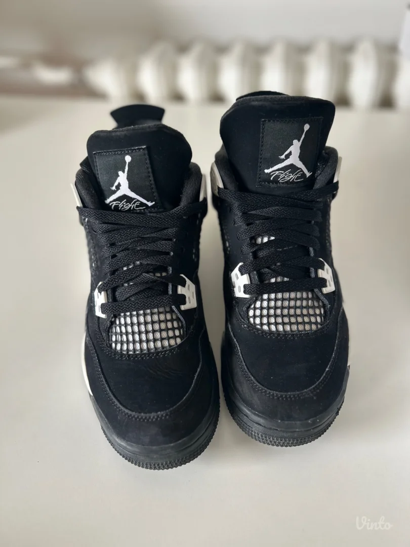 Air Jordan 4 Retro crno-bele patike broj 38.5