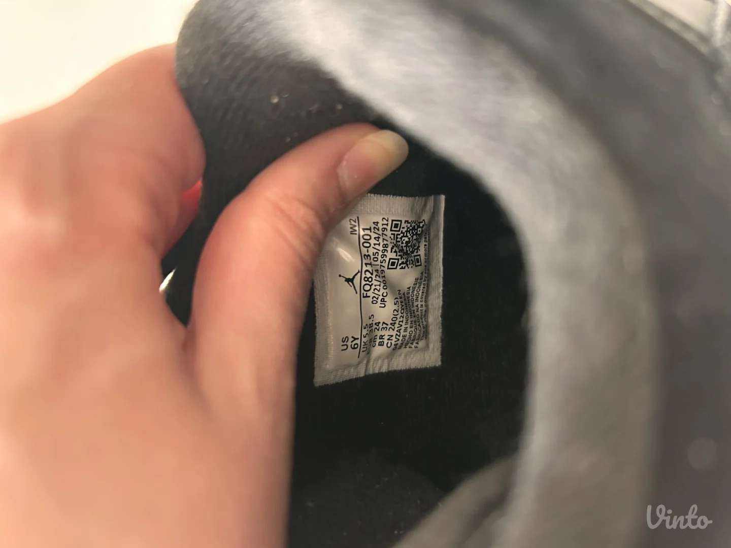 Air Jordan 4 Retro crno-bele patike broj 38.5