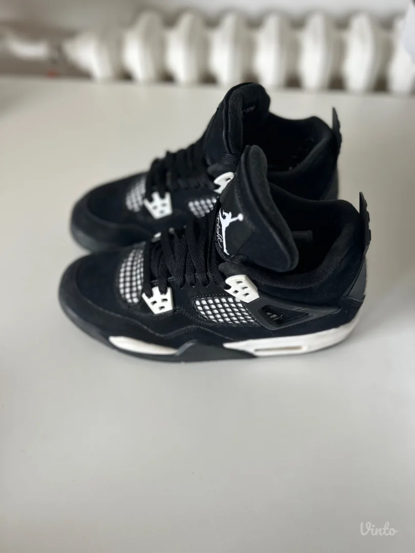Air Jordan 4 Retro crno-bele patike broj 38.5