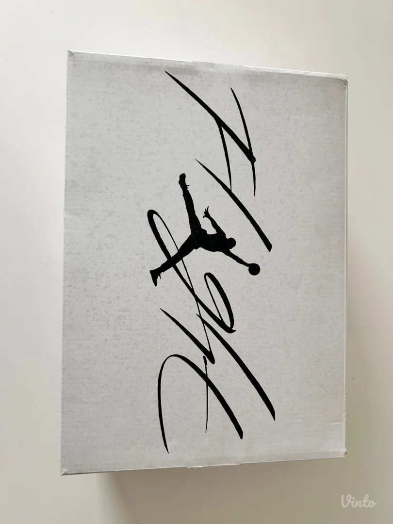 Air Jordan 4 Retro crno-bele patike broj 38.5